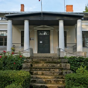 Vestienas muižas kungu mājas ieejas portāls Vestienas muižas kungu mājas ieejas portāls