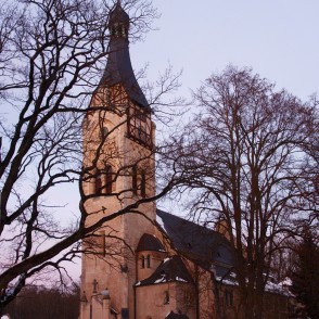 Jūrmalas Dubultu luterāņu baznīca ziemas vakarā Jūrmalas Dubultu luterāņu baznīca ziemas vakarā