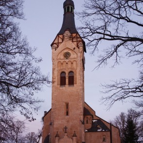Jūrmalas Dubultu luterāņu baznīca ziemas vakarā Jūrmalas Dubultu luterāņu baznīca ziemas vakarā