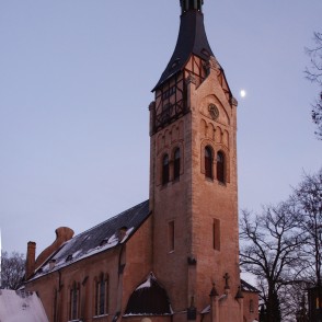 Jūrmalas Dubultu luterāņu baznīca ziemas vakarā Jūrmalas Dubultu luterāņu baznīca ziemas vakarā