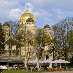 Skats uz Rīgas Kristus Piedzimšanas pareizticīgo katedrāli no Espalanādes Skats uz Rīgas Kristus Piedzimšanas pareizticīgo katedrāli no Espalanādes