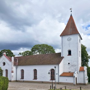 Talsu luterāņu baznīcas ēka ar baltai apmestām sienām un sarkanu dakstiņu jumtu Talsu luterāņu baznīcas ēka ar baltai apmestām sienām un sarkanu dakstiņu jumtu