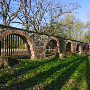Restaurētais Elejas muižas mūra žogs Restaurētais Elejas muižas mūra žogs