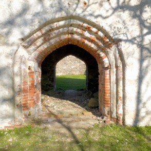 Embūtes baznīcas ieejas portāls Embūtes baznīcas ieejas portāls