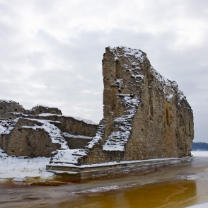 Kokneses pilsdrupas skatā no Pērses Kokneses pilsdrupas skatā no Pērses