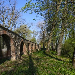 Vēsturiskais restaurētais Elejas muižas mūra žogs Vēsturiskais restaurētais Elejas muižas mūra žogs
