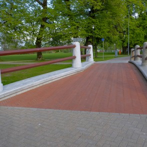 Sarkana tilta brauktuve, Reņķa dārzs, Ventspils Sarkana tilta brauktuve, Reņķa dārzs, Ventspils
