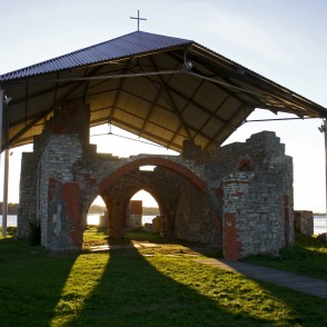 Ikšķiles baznīcas drupas uz Sv. Meinarda salas Ikšķiles baznīcas drupas uz Sv. Meinarda salas