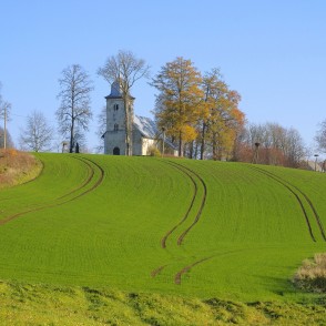 Vecpils katoļu baznīca kalna galā Vecpils katoļu baznīca kalna galā