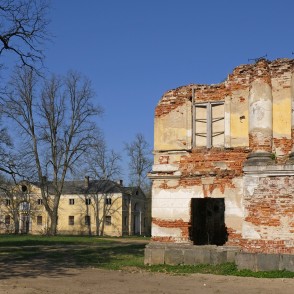 Elejas muižas drupas un teātra māja jeb klēts Elejas muižas drupas un teātra māja jeb klēts