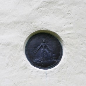Sv. Katrīnas medaljons Kuldīgas luterāņu baznīcas fasādē Sv. Katrīnas medaljons Kuldīgas luterāņu baznīcas fasādē