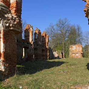 Elejas muižas drupu iekšskats Elejas muižas drupu iekšskats