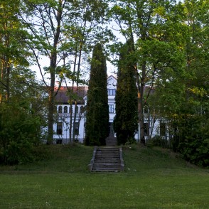 Zantes muižas pils no parka puses Zantes muižas pils no parka puses