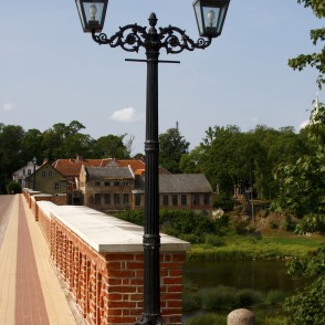 Dekoratīva čuguna lējuma laterna (Kuldīga) Dekoratīva čuguna lējuma laterna (Kuldīga)