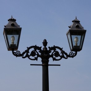 Dekoratīva čuguna lējuma laterna (Kuldīga) Dekoratīva čuguna lējuma laterna (Kuldīga)