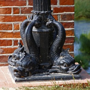 Dekoratīva čuguna lējuma laterna (Kuldīga) Dekoratīva čuguna lējuma laterna (Kuldīga)