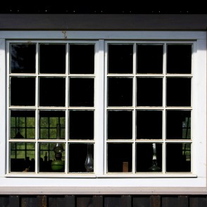 Amatniecības muzeja logs Vienkoču parkā Amatniecības muzeja logs Vienkoču parkā