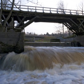 Ūdenskritums pie Rīvas upes koka tilta Ūdenskritums pie Rīvas upes koka tilta