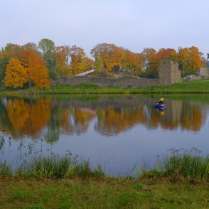 Skats uz Alūksnes pilsdrupām Skats uz Alūksnes pilsdrupām