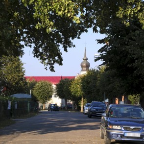 Skats no Skolas ielas uz Doles Tautas namu un Doles - Ķekavas luterāņu baznīcu Skats no Skolas ielas uz Doles Tautas namu un Doles - Ķekavas luterāņu baznīcu