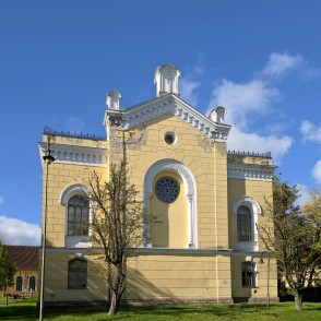 Kuldīgas Lielā sinagoga (mūsdienās – Kuldīgas Galvenā bibliotēka) Kuldīgas Lielā sinagoga (mūsdienās – Kuldīgas Galvenā bibliotēka)
