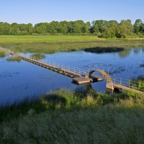 Gājēju tilts pār Lielupi pie Mežotnes pils Gājēju tilts pār Lielupi pie Mežotnes pils