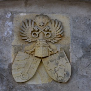 Ģerbonis Dundagas pils fasādē Ģerbonis Dundagas pils fasādē