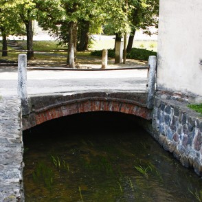Tilts pār Alekšupīti blakus Mucenieku ielai Tilts pār Alekšupīti blakus Mucenieku ielai