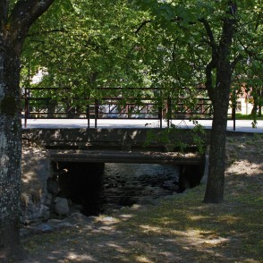 Tilts pār Alekšupīti Mucenieku ielā Tilts pār Alekšupīti Mucenieku ielā