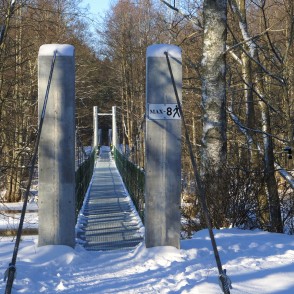 Irbes upes trošu tilts ziemā Irbes upes trošu tilts ziemā