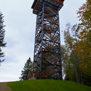 Dēliņkalna skatu tornis Alūksnes augstienē Dēliņkalna skatu tornis Alūksnes augstienē