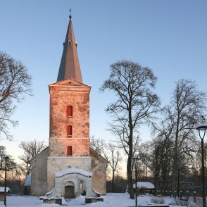 Dundagas luterāņu baznīca ziemas vakarā Dundagas luterāņu baznīca ziemas vakarā