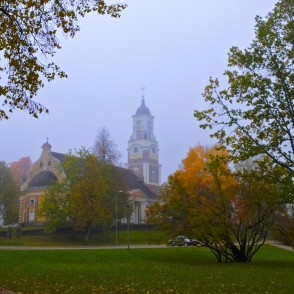 Alūksnes luterāņu baznīca miglainā rītā Alūksnes luterāņu baznīca miglainā rītā