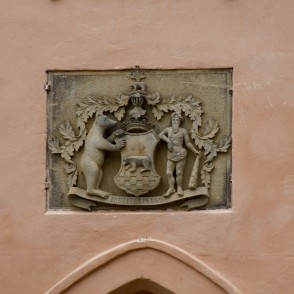 Ģerbonis virs Ēdoles pils ieejas portāla Ģerbonis virs Ēdoles pils ieejas portāla