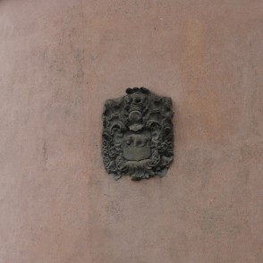 Ģerbonis uz Ēdoles pils torņa sienas Ģerbonis uz Ēdoles pils torņa sienas