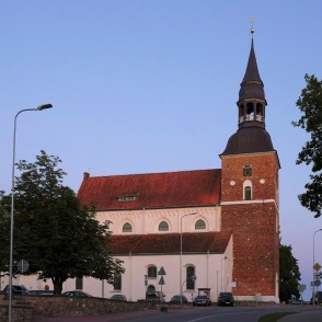 Valmieras Sv. Sīmaņa baznīca vakara gaismā Valmieras Sv. Sīmaņa baznīca vakara gaismā