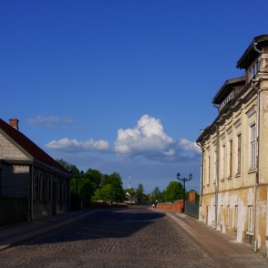 Skats uz Kuldīgas velvju tiltu no Baznīcas ielas Skats uz Kuldīgas velvju tiltu no Baznīcas ielas