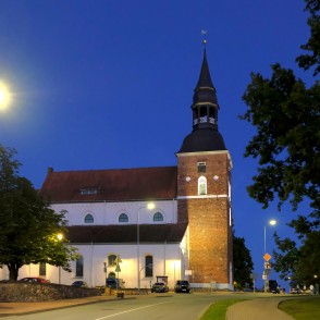 Valmieras Svētā Sīmaņa baznīca naktī Valmieras Svētā Sīmaņa baznīca naktī