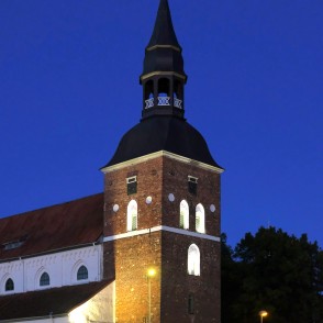 Valmieras Sv. Sīmaņa luterāņu baznīca naktī Valmieras Sv. Sīmaņa luterāņu baznīca naktī