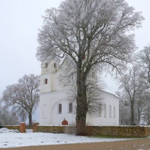 Lēnu Romas katoļu baznīca ziemā Lēnu Romas katoļu baznīca ziemā