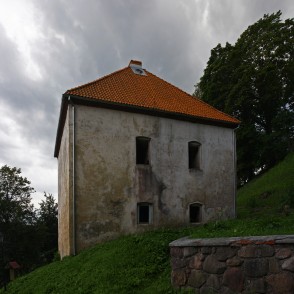 Kandavas pilsdrupas ar pulvertorni Kandavas pilsdrupas ar pulvertorni