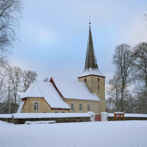 Apriķu luterāņu baznīca ziemā Apriķu luterāņu baznīca ziemā