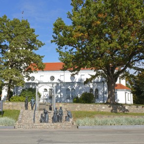 Saldus Sv. Jāņa luterāņu baznīca un bronzas skulptūras Saldus Sv. Jāņa luterāņu baznīca un bronzas skulptūras