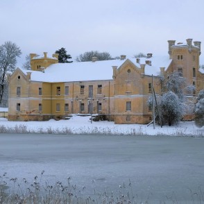 Cīravas muižas pils ziemā Cīravas muižas pils ziemā