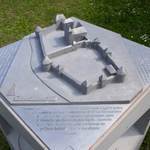 Alūksnes viduslaiku pils makets pie Dienvidu torņa Alūksnes viduslaiku pils makets pie Dienvidu torņa