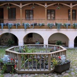 Ēdoles pils iekšpagalms Ēdoles pils iekšpagalms