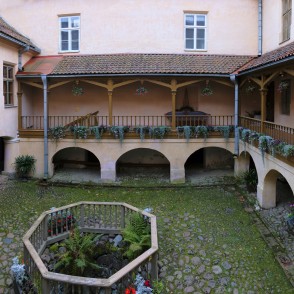 Ēdoles pils iekšpagalms Ēdoles pils iekšpagalms