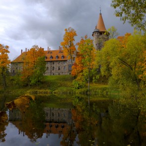 Cesvaines pils rudens nokrāsās Cesvaines pils rudens nokrāsās