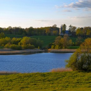 Vakara ainava ar Vecpils katoļu baznīcu Vakara ainava ar Vecpils katoļu baznīcu