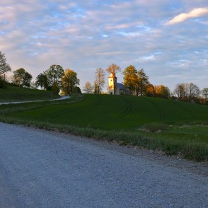 Vakara ainava ar Vecpils katoļu baznīcu Vakara ainava ar Vecpils katoļu baznīcu